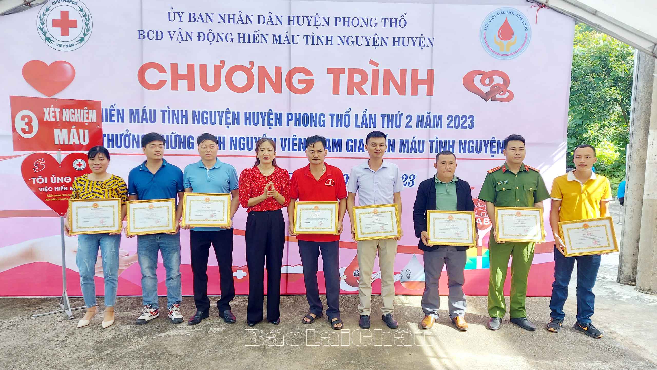 Đồng chí Mai Thị Hồng Sim – Phó Chủ tịch UBND huyện Phong Thổ trao giấy khen cho các cá nhân có thành tích xuất sắc trong công tác hiến máu và vận động hiến máu tình nguyện. 